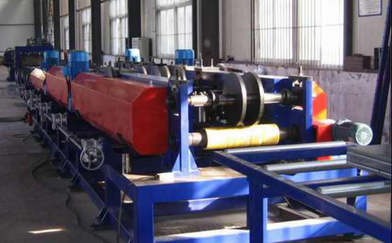 Máquina para formar bandejas de cable