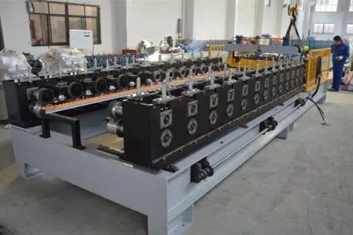 Máquina para formar placas eléctricas