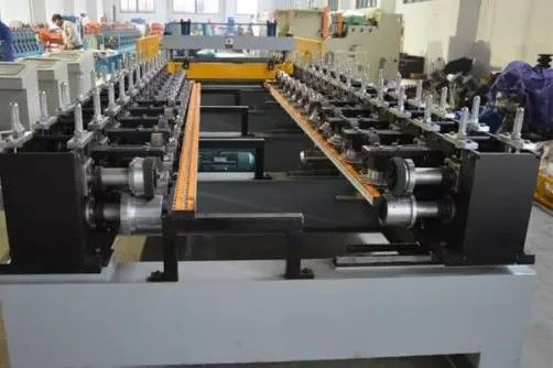 Máquina para formar placas eléctricas