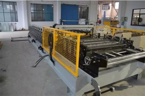 Máquina para formar placas eléctricas