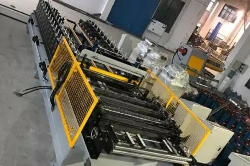 Máquina para formar placas eléctricas