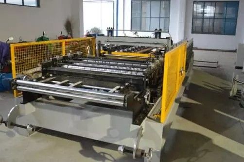 Máquina para formar placas eléctricas
