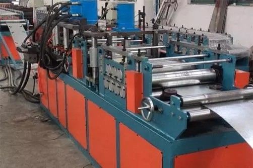 Máquina para formar amortiguadores de incendios