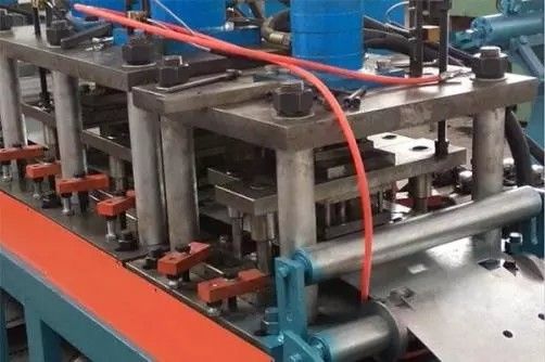 Máquina para formar amortiguadores de incendios