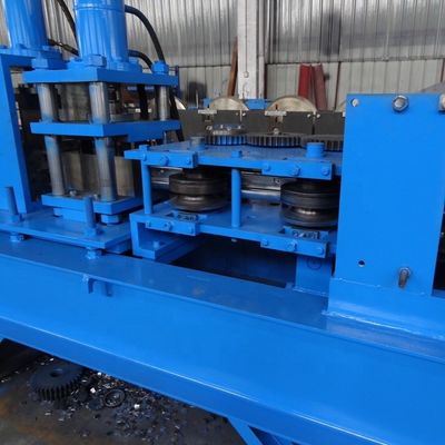Máquina para formar postes de cercas