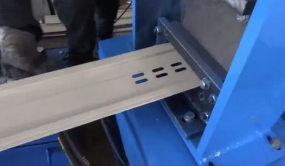 Máquina móvil para formar perfiles de pared
