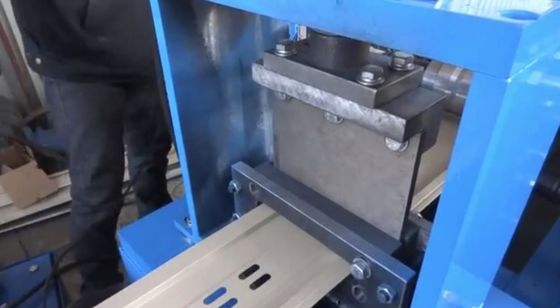Máquina móvil para formar perfiles de pared