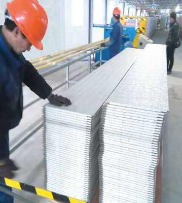 La máquina de hacer paneles de techo de revestimiento de pared de espuma de PU