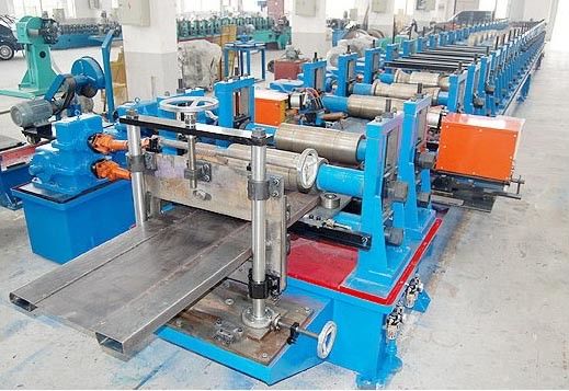PLC 10m/min Maquina para formar paneles de pared de camiones con tranvía