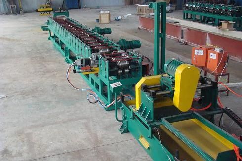 PLC 10m/min Maquina para formar paneles de pared de camiones con tranvía