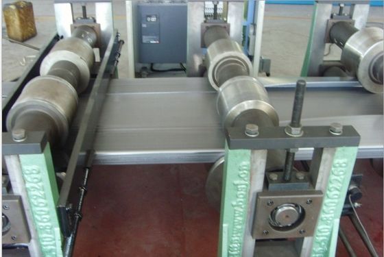 PLC 10m/min Maquina para formar paneles de pared de camiones con tranvía