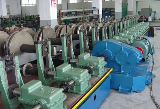 PLC 10m/min Maquina para formar paneles de pared de camiones con tranvía