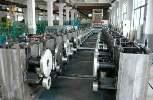 Máquina perfiladora de bandeja portacables