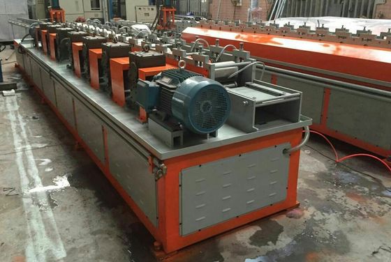 Máquina para formar barras de puertas de garaje