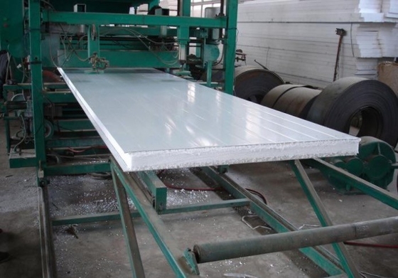 380V de lana de roca EPS panel de sándwich máquina de formación de rodillos de la hoja de techo línea de producción